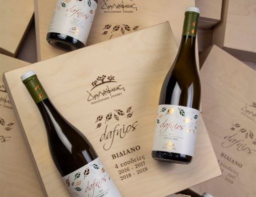 A wooden case for Vidiano wine vertical tasting 