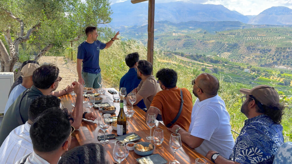 Γευσιγνωσία κρασιού Arismari στους αμπελώνες του Οινοποιείου Δουλουφάκη